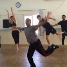 הרקדן וינס קולינס מארלם-דאנס-תיאטר בסדנה לתלמידי שנה ג' באדיבות שגרירות ארה"ב