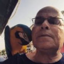 יורם לוינשטיין עם חבר משוק התקווה שמתעקש לקרוא לו אבא