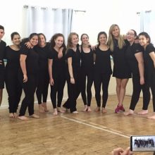 סדנת קיץ לנוער מסיימת שיעור תנועה לתיאטרון עם אלינה לוי, ויאללה ממשיכים למכינת הנוער